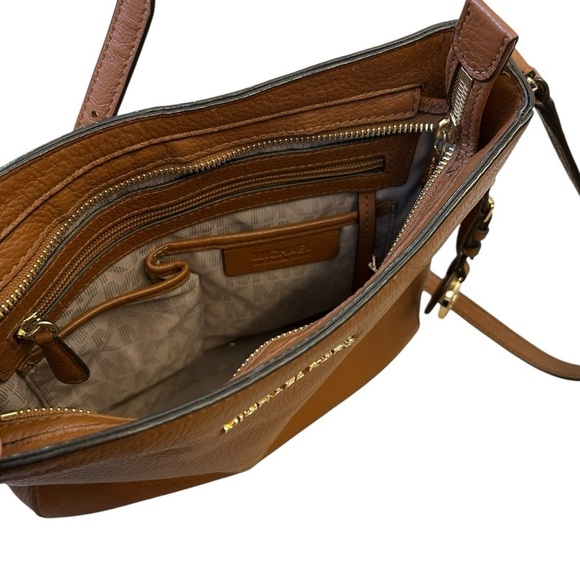 Michael Kors Brown Shoulder Bag with Elegant Design - Picture 6 of 11